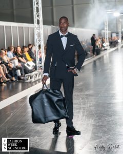 Baba Draman mit dem Anzug Taxi 2-4 Schlitzeanzug Double Press - Model auf dem Laufsteg der Fashionweek Nürnberg - LikeMan Maßanzüge Nürnberg