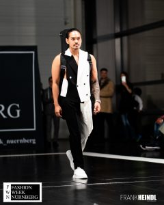 Carlos (The Voice of Germany TVOG) in schwarz-weißer Weste (britischer Stil) auf dem Laufsteg der Fashionweek Nürnberg Zoom Ansicht - LikeMan Maßanzüge Nürnberg