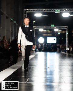 Kevin mit dem Anzug Party und Abenteurer schwarz-weiß - Model auf dem Laufsteg der Fashionweek Nürnberg - LikeMan Maßanzüge Nürnberg