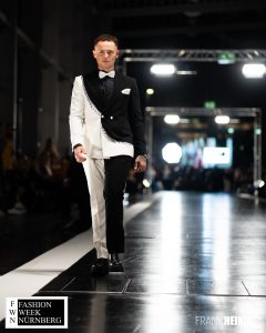 Kevin mit dem Anzug Party und Abenteurer schwarz-weiß - Model auf dem Laufsteg der Fashionweek Nürnberg Zoomansicht - LikeMan Maßanzüge Nürnberg