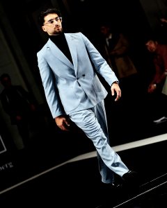 Micky in Zwei-Knopf Anzug 24 Design auf dem Laufsteg der Fashionweek Nürnberg Zoom Ansicht - LikeMan Maßanzüge Nürnberg