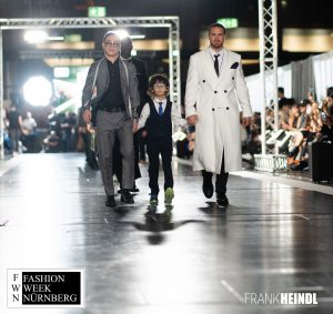 Morteza Faizi Designer mit Markus in weißem zwei Reihen-Mantel (britischer Stil) auf dem Laufsteg der Fashionweek Nürnberg - LikeMan Maßanzüge Nürnberg
