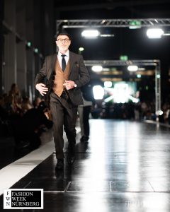 Robert in dunkelbraunem Anzug mit hellbrauner Weste (britischer Stil) auf dem Laufsteg der Fashionweek Nürnberg Frontansicht - LikeMan Maßanzüge Nürnberg